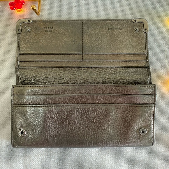 Prada soft saffiano metallic wallet EUC. $75 Authentic w silver hardware - Picture 8 of 16